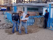 إدارة الأزمات بالمنتره تضع مصدات رمال للأمواج تحسبا للطقس السيئ.. صور