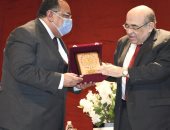 رئيس جامعة حلوان يكرم الدكتور مصطفى الفقى خلال الموسم الثقافي.. صور