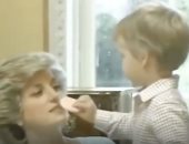 فيديو نادر للأمير ويليام يكشف مساعدته والدته الراحلة ديانا أثناء وضع الماكياج