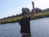 شاب بريطانى يحمل مخدرات يلقى بنفسه فى النهر محاولا الهروب من الشرطة.. فيديو