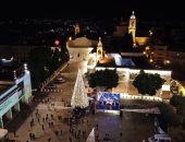 صور.. إضاءة شجرة عيد الميلاد في ساحة كنيسة المهد بمدينة بيت لحم