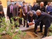 وزير القوى العاملة يزرع شجرة بجامعة الأقصر ضمن مبادرة "هنجملها".. صور