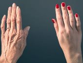 لماذا تظهر علامات الشيخوخة على اليدين وكيف تبدو أصغر سناً؟