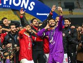 "أشياء لا تشترى".. لقطات إنسانية من ملحمة الأهلى والطلائع.. الشناوى يشارك مؤمن زكريا لحظة التتويج.. كهربا يرفض إقامة الأفراح دون الحاوى.. "ورقة إنكار الذات" تكشف معدن لطفى.. والقدر يحرم بسام من هدية ست الحبايب