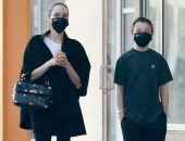 أنجلينا جولى مع ابنها أثناء جولة بمحلات لوس أنجلوس للتحضير للكريسماس.. صور