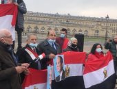 وقفة للجالية المصرية بفرنسا بأعلام مصر وصور السيسى للترحيب بالرئيس 
