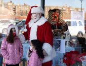 سانتا كلوز يتحدى كورونا.. بابا نويل يرسم البسمة بالكمامة على وجوه الأطفال..ألبوم صور