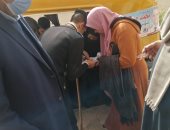 رئيس وحدة محلية بالشرقية يصطحب مسنة بـ"توك توك" للمشاركة بإعادة النواب