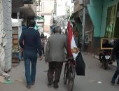 ناخب يرفع علم مصر على دراجته لحث المواطنين على المشاركة بالتصويت فى دمياط