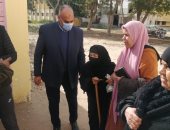 رئيس لجنة بالشرقية ينتقل من مكتبه لمعاونة عجوز على الإدلاء بصوتها .. صور