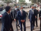 وزير الاتصالات ومحافظ القليوبية يتابعان صرف منحة العمالة غير المنتظمة