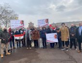 وقفة الجالية المصرية فى باريس تزامنا مع لقاء الرئيسين السيسى وماكرون.. صور 