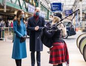 الأمير وليام وزوجته كيت يصلان المحطة الأولى لجولتهما بالقطار الملكى.. فيديو