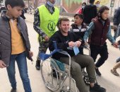 رجال الشرطة بالعريش يساعدون كبار السن أمام اللجان الانتخابية..فيديو وصور