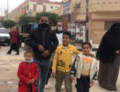أسرة تصطحب أطفالها للجان الإعادة بانتخابات النواب فى العريش.. صور