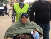 مسنة بالعريش لم تعطلها إعاقتها عن المشاركة فى الانتخابات النواب.. صور