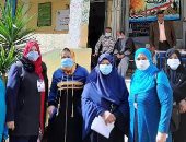 "الاصطفاف أمام اللجان والالتزام بالإجراءات الوقائية".. سيدات الشرقية تتصدر المشهد الانتخابى 