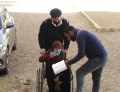 لجنة انتخابية بدمياط تستقبل مسنة على كرسى متحرك للإدلاء بصوتها فى إعادة النواب