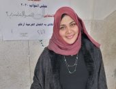 أول مأذونة بمصر تدلى بصوتها بصحبة أسرتها حاملين علم مصر بانتخابات النواب بالشرقية