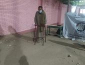 مواطن يدلى بصوته مستقلا مشاية يدوية فى لجنة انتخابية بالإسماعيلية