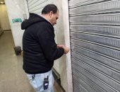 محافظة القاهرة تغلق 20 محلا بالأزبكية وتزيل إشغالات بميدان رمسيس .. صور