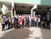 موظفو زراعة الشرقية يحملون علم مصر أثناء توجههم للتصويت بانتخابات النواب..صور