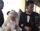 عروسان يحتفلان بزفافهما داخل لجنة انتخابية فى الدقهلية.. فيديو