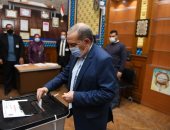 وزير الإنتاج الحربى يدلى بصوته بجولة بإعادة انتخابات النواب بمصر الجديدة