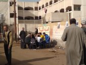 كبار السن وذوى الاحتياجات يتوافدون على لجان إعادة النواب بكفر الشيخ.. صور