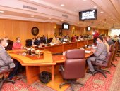 محافظ أسيوط يلتقى 80 شابا وفتاة لمناقشة مشكلات مياه الشرب والصرف.. فيديو