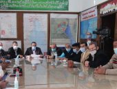 سكرتير عام السويس يتابع انتخابات جولة الإعادة من غرفة العمليات.. صور  