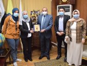 رئيس جامعة بنى سويف يستقبل فريق عمل جامعة الطفل