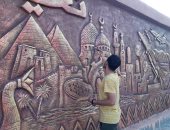 قارئ يجمل شوارع البحيرة بالجداريات ويتطوع لتزيين ميادين مصر مجانا.. صور