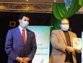 وزير الرياضة يكرم وكيل الشباب بالدقهلية فى ختام مهرجان التوعية بقضايا السكان