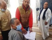 رئيس لجنة يخرج لناخب من ذوى الإعاقة للتصويت فى إعادة انتخابات النواب بالقليوبية