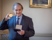 عالم الفيزياء البريطانى روجر بنروز يتسلم جائزة نوبل فى سفارة السويد بلندن