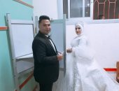 عروسان يدليان بأصواتهما فى انتخابات مجلس النواب بلجنة بالشرقية.. صور