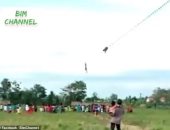 طائرة ورقية ترفع صبيا 9 أمتار وتلقيه على الأرض بإندونيسيا.. فيديو وصور