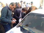 رئيس لجنة بالشرقية يخرج لمساعدة سيدة من ذوى الاحتياجات للتصويت بمركز الحسينية