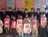 وفد من مديرية أمن القليوبية يوزع هدايا على التلاميد احتفالا باليوم العالمى للطفل