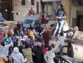 فيديو عن شاب ضبطته الشرطة بعد إلقائه أموالا على المواطنين فى أوسيم