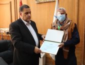 رئيس السكة الحديد يكرم خفيرا أصيب أثناء عمله بسبب اقتحام مزلقان كلابشة بأسوان