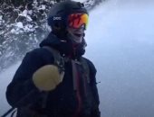 شاب أمريكى يتزلج على المنحدرات الثلجية الخطيرة بحركات احترافية عالية.. فيديو