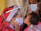 ستارة للعناق.. سانتا كلوز تنتصر للأطفال في معركتي السرطان وكورونا.. ألبوم صور