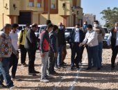 محافظ مطروح يوجه بإزالة مخلفات أعمال حفر شبكة الصرف بالطريق الدولى