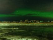 سماء مدينة روسية تتحول إلى اللون الأخضر بسبب ظاهرة الشفق القطبى.. فيديو وصور