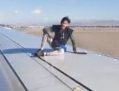 شاب متهور يتسلل ليجلس على جناح طائرة أمريكية فى مطار لاس فيجاس.. فيديو