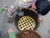 الجيزة تزيل تعديات على أراضى بالواحات وتركب شبكات حماية لبلاعات الصرف الصحى.. صور