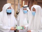 رئاسة الحرمين تطبع بطاقات دخول للمصلين لمنع تكرار الزيارات وتلاشى التزاحم.. صور