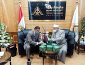 وكيل وزارة الأوقاف بالقليوبية يهدى جامعة بنها سلسلة "رؤية للفكر المستنير"